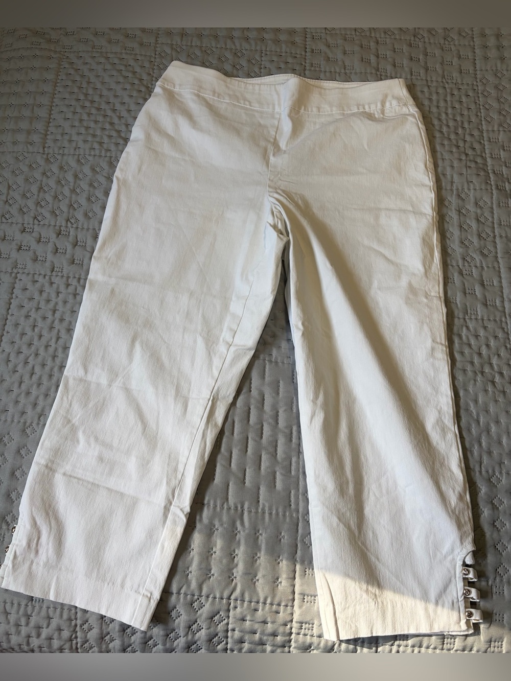 JM collection/White Cropped Button-Hem capri Pants
